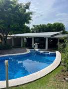 Se vende moderna y espaciosa casa en condominio de Santa Ana en San José 24-652