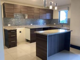 Se vende moderno y espacioso apartamento en condominio de Brasil en Santa Ana 24-1593