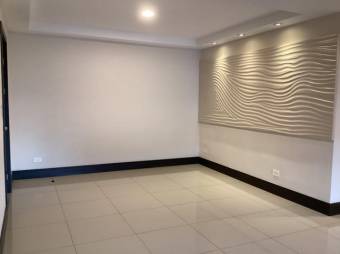 Se vende moderno y espacioso apartamento en condominio de Brasil en Santa Ana 24-1593