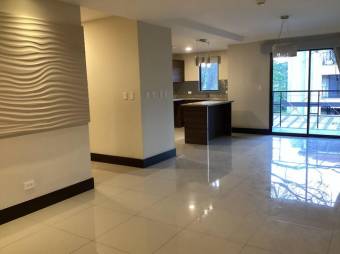 Se vende moderno y espacioso apartamento en condominio de Brasil en Santa Ana 24-1593