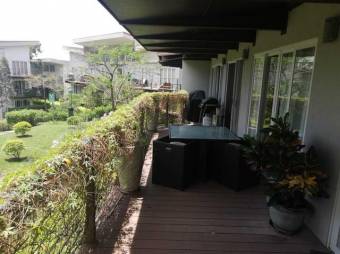 Se vende espacioso apartamento en condominio de Rio Oro en Santa Ana 22-881