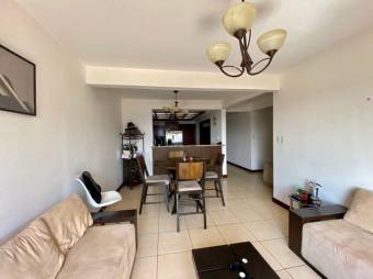 Se vende espacioso apartamento en condominio de Pozos en Santa Ana 24-565