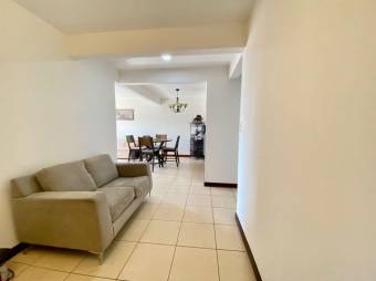 Se vende espacioso apartamento en condominio de Pozos en Santa Ana 24-565