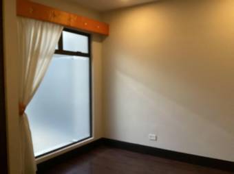 Se vende moderno y espacioso apartamento en condominio de Brasil en Santa Ana 24-1591