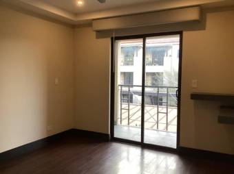 Se vende moderno y espacioso apartamento en condominio de Brasil en Santa Ana 24-1591