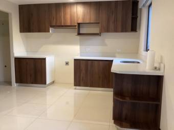 Se vende moderno y espacioso apartamento en condominio de Brasil en Santa Ana 24-1591