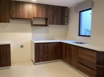 Se vende moderno y espacioso apartamento en condominio de Brasil en Santa Ana 24-1591