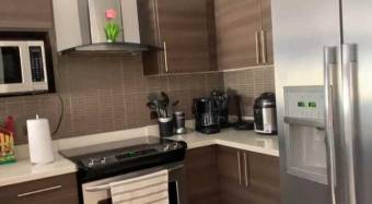 Se vende moderno y espacioso apartamento en Uruca de San José 24-599