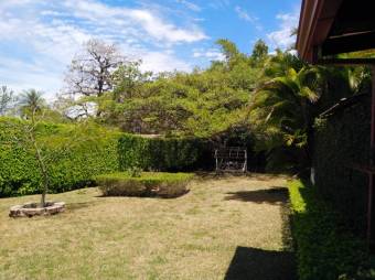 Se vende espaciosa casa con amplio terreno de 2,182m2 en Santa Ana de San José 23-1465