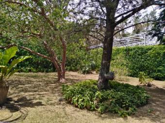 Se vende espaciosa casa con amplio terreno de 2,182m2 en Santa Ana de San José 23-1465