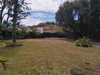 Se vende espaciosa casa con amplio terreno de 2,182m2 en Santa Ana de San José 23-1465