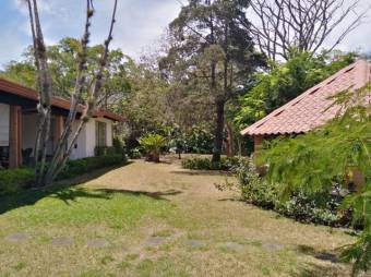 Se vende espaciosa casa con amplio terreno de 2,182m2 en Santa Ana de San José 23-1465