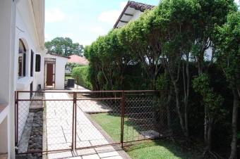 Se vende espaciosa casa con patio y piscina en Pozos de Santa Ana 23-3335