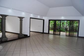 Se vende espaciosa casa con patio y piscina en Pozos de Santa Ana 23-3335