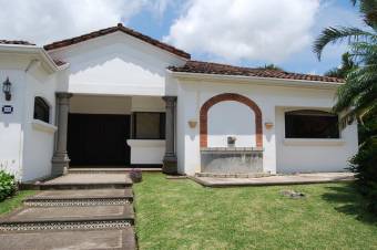 Se vende espaciosa casa con patio y piscina en Pozos de Santa Ana 23-3335