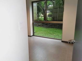 Se vende moderno y espacioso apartamento en condominio de Brasil en Santa Ana 23-2339