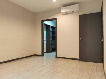 Se vende moderno y espacioso apartamento en condominio de Brasil en Santa Ana 23-2339