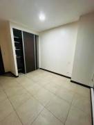 Se vende moderno y espacioso apartamento en torre de Merced en San José 24-622