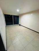 Se vende moderno y espacioso apartamento en torre de Merced en San José 24-622