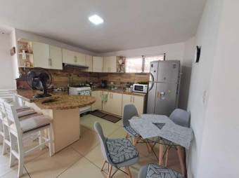 Se vende espaciosa casa con jardín en Pavas de San José 24-488