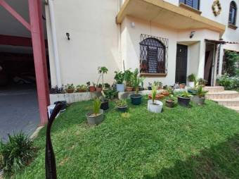 Se vende espaciosa casa con jardín en Pavas de San José 24-488