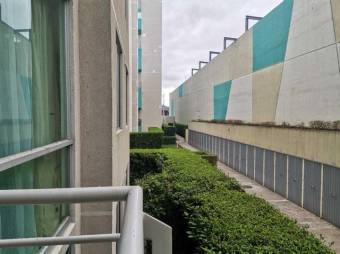 Se vende moderno apartamento para inversión en condominio de Hatillo en San José 23-2372