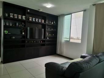 Se vende moderno apartamento para inversión en condominio de Hatillo en San José 23-2372