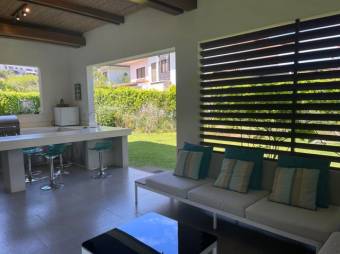 Se vende moderna y espaciosa casa con patio en condominio de Santa Ana 23-361