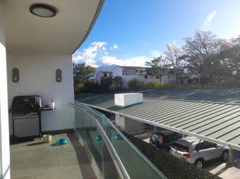 Se vende moderna y espacioso apartamento en condominio de Rohrmoser 23-2203