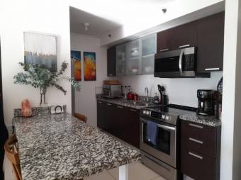 Se vende moderna y espacioso apartamento en condominio de Rohrmoser 23-2203