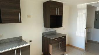 Se vende espacioso apartamento en condominio de Hospital en San José 24-1447