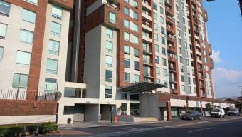 Se vende espacioso apartamento en condominio de Hospital en San José 24-1447