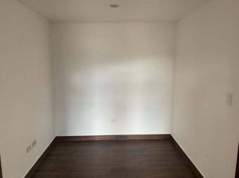 Se vende espacioso apartamento en edificio de Granadilla en San José 24-681