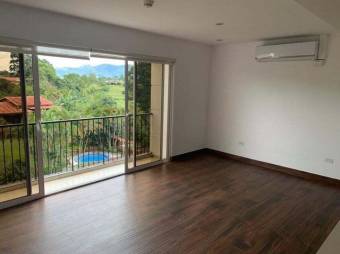 Se vende espacioso apartamento en edificio de Granadilla en San José 24-681