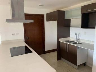 Se vende espacioso apartamento en edificio de Granadilla en San José 24-681