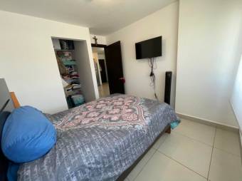 Se vende espacioso apartamento en condominio de Curridabat 24-2150