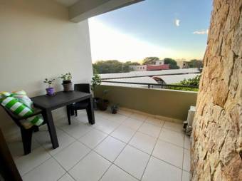 Se vende moderno y espacioso apartamento en condominio de Santa Ana 24-1461