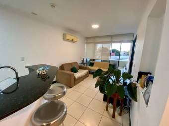 Se vende moderno y espacioso apartamento en condominio de Santa Ana 24-1461