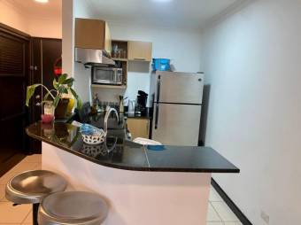 Se vende moderno y espacioso apartamento en condominio de Santa Ana 24-1461