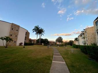 Se vende moderno y espacioso apartamento en condominio de Santa Ana 24-1461