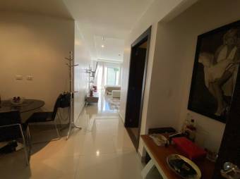 Se vende moderno y espacioso apartamento en condominio de Santa Ana 23-1582