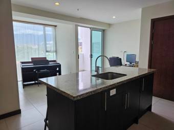 Se vende moderno y espacioso apartamento en condominio de Sabana en San José 23-3159