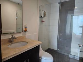 Se vende moderno y espacioso apartamento en condominio de Sabana en San José 23-3159