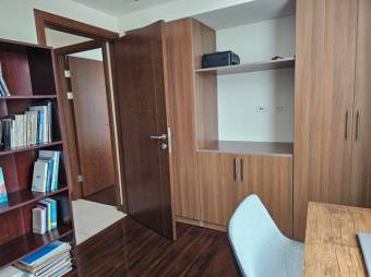 Se vende moderno y espacioso apartamento en condominio de Sabana en San José 23-3159