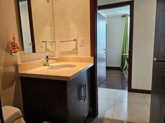 Se vende moderno y espacioso apartamento en condominio de Sabana en San José 23-3159