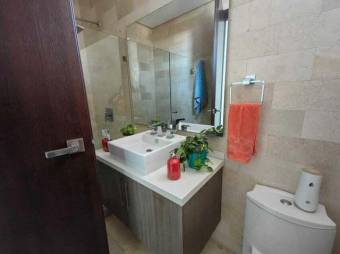 Se vende espacioso apartamento en condominio de Mata Redonda en San José 24-1616