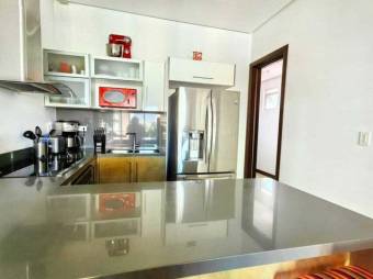 Se vende espacioso apartamento en condominio de Mata Redonda en San José 24-1616