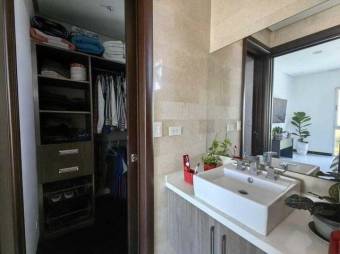 Se vende espacioso apartamento en condominio de Mata Redonda en San José 24-1616