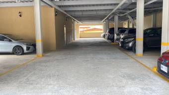 Se alquila espacioso apartamento en condominio de San Rafael en Escazú 24-1802