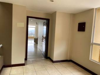 Se alquila lindo y espacioso apartamento en condominio de San Rafael en Escazú 24-1802